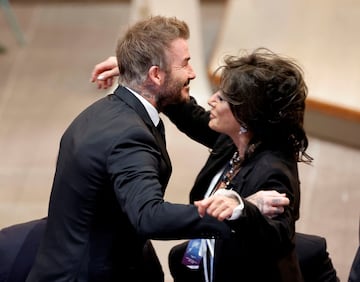 El inglés David Beckham abraza a la expareja de Eriksson,  la abogada italoestadounidense Nancy Dell'Olio. 
