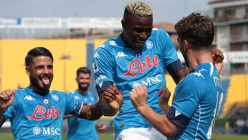 Dries Mertens celebran con Osimhen su gol al Parma.