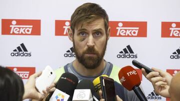 Andrés Nocioni atiende a los medios antes del entrenamiento del Real Madrid.