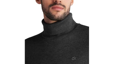 Cómodo, con estilo y de cuello alto: el jersey de Calvin Klein que se adelanta al Black Friday y domina las tendencias