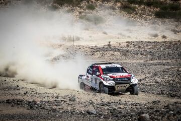 El asturiano se divierte en Sud¨¢frica con el coche ganador del rally junto a De Villiers y empieza a valorar de manera seria competir en la carrera del desierto.
