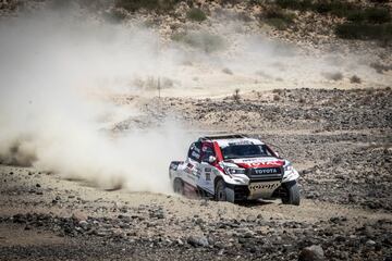 El asturiano se divierte en Sudáfrica con el coche ganador del rally junto a De Villiers y empieza a valorar de manera seria competir en la carrera del desierto.