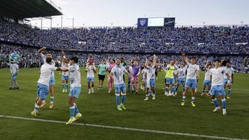 Los jugadores del Málaga festejan con su afición tras vencer al Celta Fortuna en el playoff de ascenso a LaLiga Hypermotion.