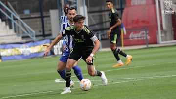 Dotor conduce el balón en el Talavera-Castilla de la jornada 34 del grupo 1 de Primera Federación.