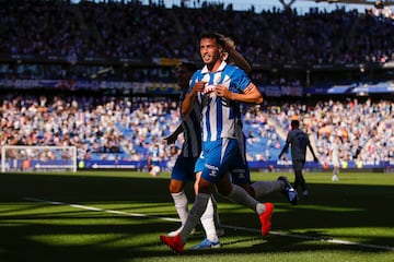 Javi Puado se señala el escudo, tras transformar uno de sus tres goles en el Espanyol-Alavés.

