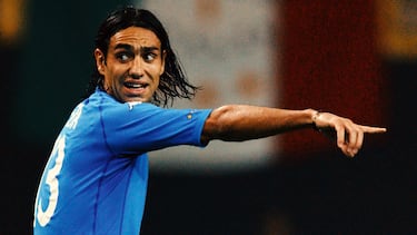 Tras haberse reforzado con Figo y con Zidane en sus dos primeras temporadas, Florentino Pérez puso en marcha el posible fichaje de un defensa que reforzara la zaga y acompañara a Hierro. Un defensa joven, carismático, con dotes de líder… Todo eso lo encontró en Alessandro Nesta, capitán de la Lazio y uno de los zagueros llamados a consagrarse. Así que se puso manos a la obra, pero se encontró con una férrea negativa del presidente laziale, Sergio Cragnotti, que rechazó las ofertas blancas: la primera era de 27 millones más Flavio Conceiçao. La segunda ascendía a 35 millones más Solari, pero Cragnotti se cerró en banda, proponiendo otra operación: Nesta más el argentino Crespo por 55 millones más Baljic, Mcmanaman y Solari. Entre dimes y diretes, apareció la opción de fichar a Ronaldo Nazario, estrella del Mundial de Corea y Japón, que sería quien acabaría llegando ese verano.

