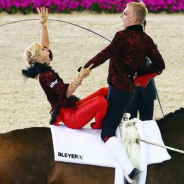 Los alemanes Pia Engelberty y Torben Jacobs durante su actuación en el estilo libre del Vaulting Pas de Deux.