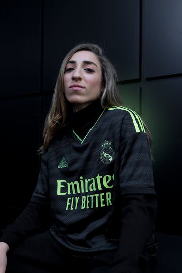 El Real Madrid junto a la marca deportiva han presentado la tercera equipación para la temporada 22/23. La camiseta está inspirada en la magia del Bernabéu.  El uniforme cuenta con tecnología HEAT.RDY para mantener a los jugadores frescos y secos, fabricado con materiales 100 % reciclados.