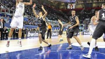 <b>BRILLANTÍSIMO. </b>Mirotic volvió a firmar un gran partido en la Euroliga tras ser el MVP de la pasada jornada. En esta acción supera a Lucic con mucha clase al poste bajo.