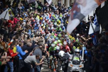 Fue la primera de las hoy denominadas clásicas, y es la más antigua de los 'Monumentos' del ciclismo. Se creó en 1892, y por ello es conocida como 'La Decana'. Un total de 33 ciclistas, todos ellos belgas, tomaron la salida y 16 terminaron. León Houa fue el primer ganador.