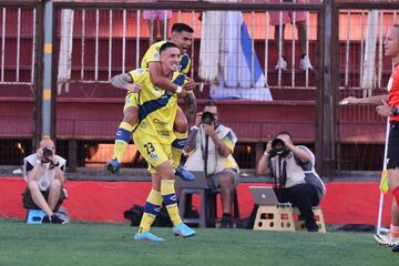 Tomás Asta-buruaga festeja su gol ante la UC, en el Campeonato Nacional 2024.