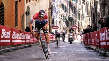 Mathieu Van Der Poel ataca en la subida a Santa Caterina en Siena en el tramo final de la Strade Bianche 2021.