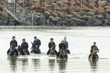 Un grupo de jinetes se ejercita con sus caballos en la Bahía de Botany, en Sidney (Australia). El trabajo en el
agua es una práctica habitual en los equinos, ya que es un buen ejercicio para el desarrollo cardiovascular y además sirve para relajar la musculatura de los animales.