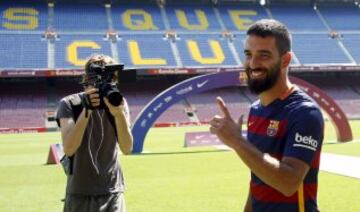 La presentación de Arda Turan en imágenes