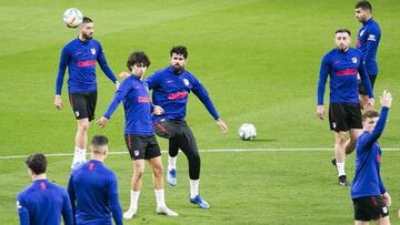 Jo&atilde;o F&eacute;lix, Costa y Trippier, con Herrera, entre otros, ayer en la sesi&oacute;n del Atl&eacute;tico. 