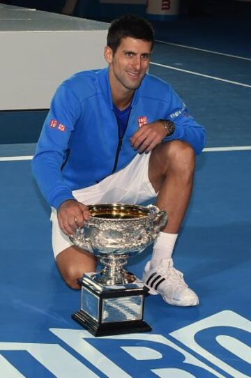 Djokovic celebra su victoria en la final del Abierto de Australia frente a Murray