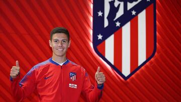 Nehuén Pérez posó con el escudo del Atlético en julio. Se incorporará al equipo en diez días.