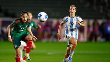 CARSON, CALIFORNIA - FEBRUARY 20: Jacqueline Ovalle #11 of Mexico controls the ball against Mariana Larroquette #19 of Argentina in the second half of 2024 Concacaf W Gold Cup at Dignity Health Sports Park on February 20, 2024 in Carson, California.   Ronald Martinez/Getty Images/AFP (Photo by RONALD MARTINEZ / GETTY IMAGES NORTH AMERICA / Getty Images via AFP)