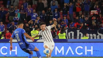 Futbol, Universidad de Chile vs Deportes La Serena.
Fecha 8, Liga de Primera 2025.
El jugador de Deportes La Serena Angelo Henriquez, centro, convierte su gol contra Universidad de Chile durante el partido de primera division disputado en el estadio Nacional en Santiago, Chile.
17/04/2025
Jonnathan Oyarzun/Photosport
Football, Universidad de Chile vs Deportes La Serena.
8st turn, 2025 First division league.
Deportes La Serena’s player Angelo Henriquez, center, scores his goal against Universidad de Chile during the first division match held at the Nacional stadium in Santiago, Chile.
17/04/2025
Jonnathan Oyarzun/Photosport