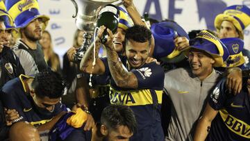 LA PLATA, ARGENTINA - MAY 09: Edwin Cardona of Boca Juniors throws beer to his teamamtes after winning the Superliga 2017/18 against Gimnasia y Esgrima La Pata at Estadio Juan Carmelo Zerillo on May 9, 2018 in La Plata, Argentina. (Photo by Agustin Marcar