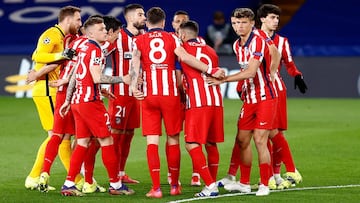 Los jugadores del Atlético antes del inicio de partido.