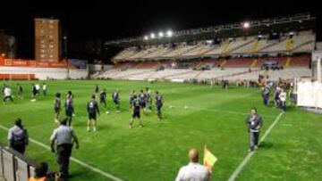 Los jugadores del Rayo y del Real Madrid pelotean antes del aplazamiento de su partido el pasado 23 de septiembre.