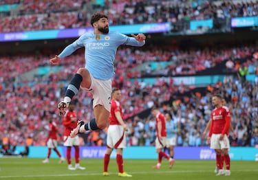 Dos españoles entre el once más valioso de la Premier