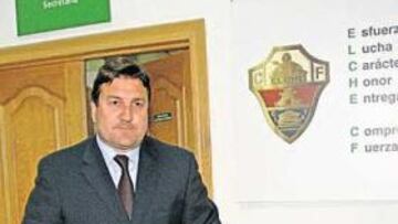 <b>VEREDICTO. </b>José Sepulcre, ayer, se dispone a comunicar a los periodistas que Luis García no sigue.