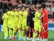 Soccer Football - LaLiga - Girona v Villarreal - Estadi Montilivi, Girona, Spain - April 6, 2026 Villarreal players shake hands with Girona players before the match REUTERS/Nacho Doce
