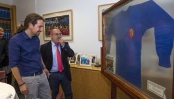 A Pablo Iglesias le llamó especialmente la atención la camiseta de Marcelino con la que ganó la primera Eurocopa de España en 1964. En la fotografía junto a Alfredo Relaño.