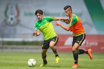 Salcedo busca arrebatarle el balón a Pizarro