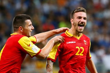 Dos victorias en la fecha FIFA, contra Kazajistán y Rumania, mantienen a los montenegrinos en la pelea del grupo E, con 16 unidades. Todo se definirá contra Dinamarca y Polonia, sus competidores directos.