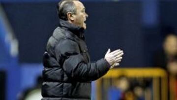 El entrenador del Levante UD, Juan Ignacio Mart&iacute;nez, da instrucciones a sus jugadores durante el partido correspondiente a la vig&eacute;simo primera jornada de Liga de Primera Divisi&oacute;n disputado frente al Valladolid esta tarde en el estadio Ciutat de Valencia.