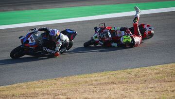 Bautista se va al suelo en Portimao mientras luchaba por la victoria junto a Razgatlioglu.