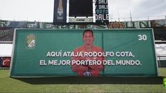 Dos mantas fueron colocadas cubriendo por completo los dos arcos. En ellas se lee: &ldquo;Aqu&iacute; ataja Rodolfo Cota, el mejor portero del mundo&rdquo;.