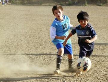 Claudio Nancufil, argentino de ocho años de edad, prodigio de los Andes del sur, que podría confundirse con un clon de Lionel Messi en poco tiempo puede tomar el mismo camino a la gloria del fútbol como el as de Barcelona. Nancufil, pequeño para su edad, se ha convertido en una sensación en los medios desde que salió como un talento inusual en el modesto club de Martin Guemes en la estación de esquí de Bariloche.