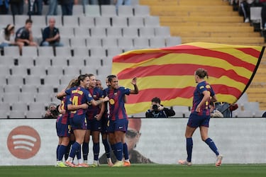 Las jugadoras del Barcelona celebran el 1-0 de Pajor.