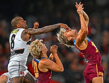 Bradley Hill, de los St Kilda Saints, tapa con su mano los ojos de Kai Lohmann, de los Brisbane Lions, durante su partido de la liga de futbol australiano (AFL), en lo que supone una forma poco ortodoxa de neutralizar al rival. Esta variante del f¨²tbol enfrenta a dos equipos de 18 jugadores y se juega con un bal¨®n de forma esferoidal en un campo ovalado.