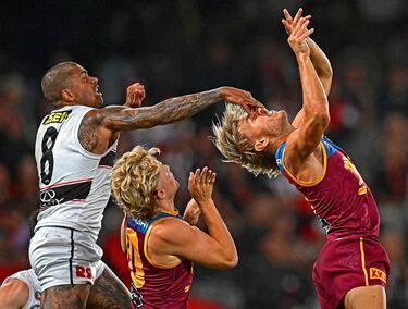 Bradley Hill, de los St Kilda Saints, tapa con su mano los ojos de Kai Lohmann, de los Brisbane Lions, durante su partido de la liga de futbol australiano (AFL), en lo que supone una forma poco ortodoxa de neutralizar al rival. Esta variante del fútbol enfrenta a dos equipos de 18 jugadores y se juega con un balón de forma esferoidal en un campo ovalado.