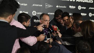 Tebas descarta ojo de halcón y anuncia el videoarbitraje