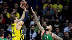 TOL01. ESTAMBUL (TURQU&Iacute;A), 04/01/2019.- El p&iacute;vot franc&eacute;s del Baskonia, Vincent Poirier (d), trata de anotar ante el p&iacute;vot checo del Fenerbahce, Jan Vesely (i), durante un encuentro de primera fase de Euroliga disputado entre el Fenerbahce Estambul y el Kirolbet Baskonia en Estambul, Turqu&iacute;a, hoy, 4 de enero de 2019. EFE/ Tolga Bozoglu