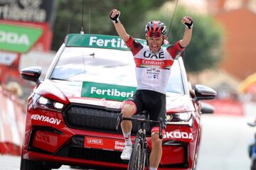 El ciclista polaco Rafal Majka a su paso por la l¨ªnea de meta.