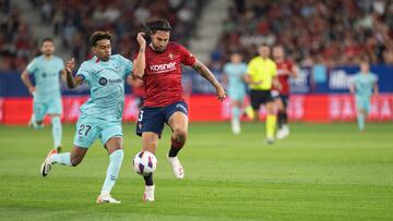 Lamine Yamal (i) disputa un balón ante Juan Cruz, defensa de Osasuna.