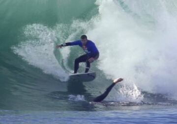 El Australiano Richie Vaculik intenta esquivar a otro surfista durante el Red Bull Cape Fear torneo invitacional surf inaugural frente a las costas del sur de Sydney