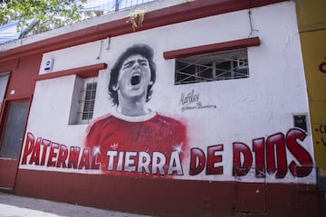   La paternal, un barrio en pleno centro de Buenos Aires, es donde ese sitúa la 'Casa de Dios'. Argentinos Juniors regaló a Maradona por la firma de su primer contrato en 1978 una casa en dicho barrio. Diego estuvo viviendo únicamente dos años pero aún se mantiene intacta desde aquellos tiempos. Actualmente, y tras la suerte del astro argentino, se ha convertido en un museo en honor al '10'. 