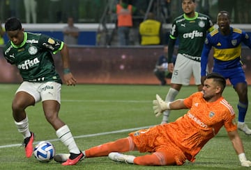 Palmeiras' forward Endrick (L) and Boca Juniors' goalkeeper Sergio Romero (R) fight for the ball during the Copa Libertadores semifinals second leg football match between Brazil's Palmeiras and Argentina's Boca Juniors, at the Allianz Parque stadium in Sao Paulo, Brazil, on October 5, 2023. (Photo by NELSON ALMEIDA / AFP)