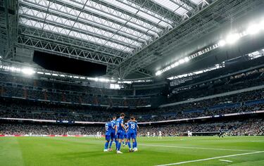Los jugadores del Getafe celebran el 0-1 de Borja Mayoral al Real Madrid. 