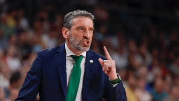 El entrenador de Unicaja, Ibon Navarro, durante el segundo partido de la semifinal de la Liga Endesa de baloncesto que Real Madrid y Unicaja disputan este viernes en el Movistar Arena.