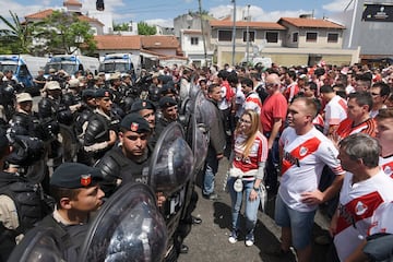 La CONMEBOL decidió aplazar un día la final después del apedreamiento del bus de Boca por parte de los hinchas de River.