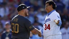 LOS ANGELES, CALIFORNIA - JULY 19: Alejandro Kirk #30 of the Toronto Blue Jays shakes hands with Fernando Valenzuela after the ceremonial first pitch before the 92nd MLB All-Star Game presented by Mastercard at Dodger Stadium on July 19, 2022 in Los Angeles, California.   Ronald Martinez/Getty Images/AFP
== FOR NEWSPAPERS, INTERNET, TELCOS & TELEVISION USE ONLY ==